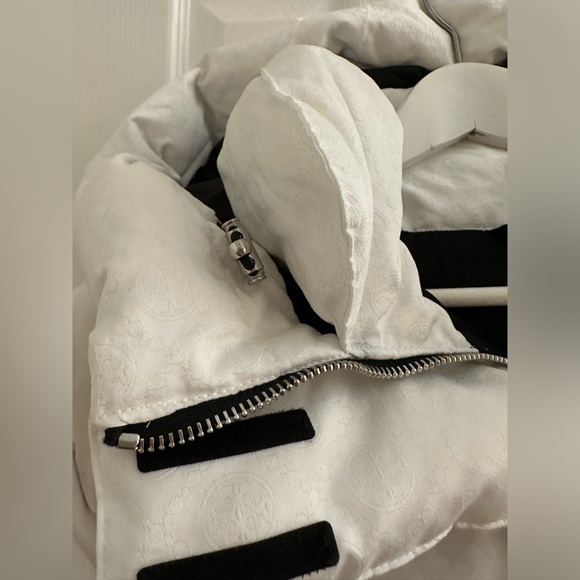 TORY BURCH CROPPED WHITE LOGO DOWN JACKET EUC - Picture 3 of 12